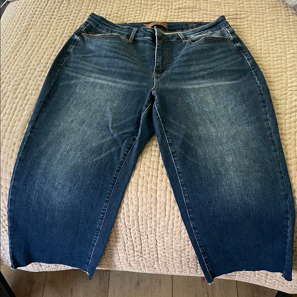 Judy Blue Wide Crop Medium Blue Denim Jeans - Picture 2 of 5